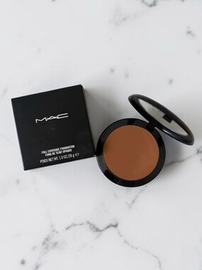 MAC Full Coverage Foundation NW40 1.0 Oz. New